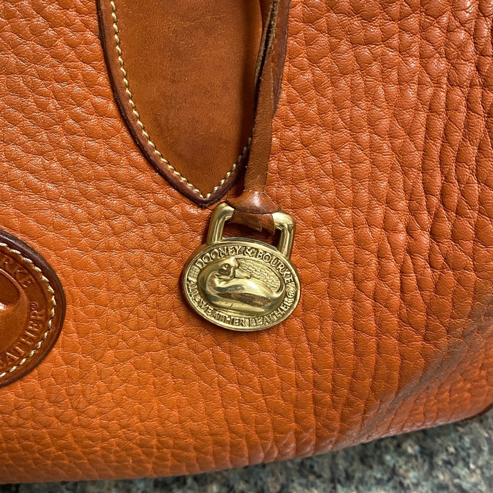 Dooney & Bourke AWL British Tan Gladstone, lock, keys, hangtag, strap USA 🇺🇸 - Picture 11 of 16